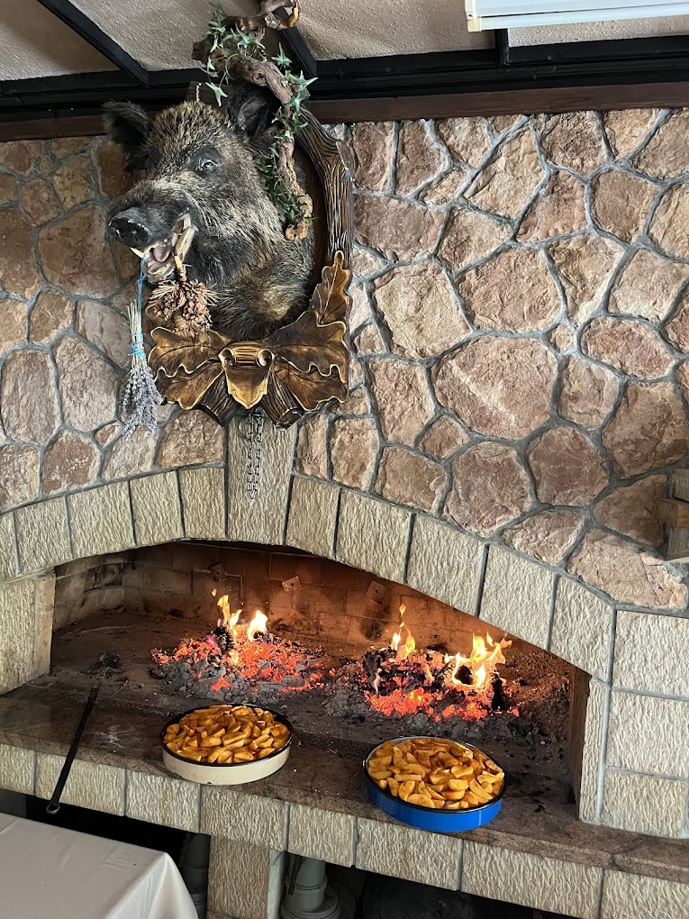Vepar nad ognjištem s tepsijama