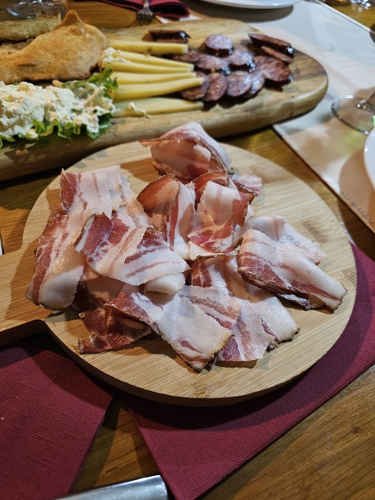 Domaća pršuta i sir